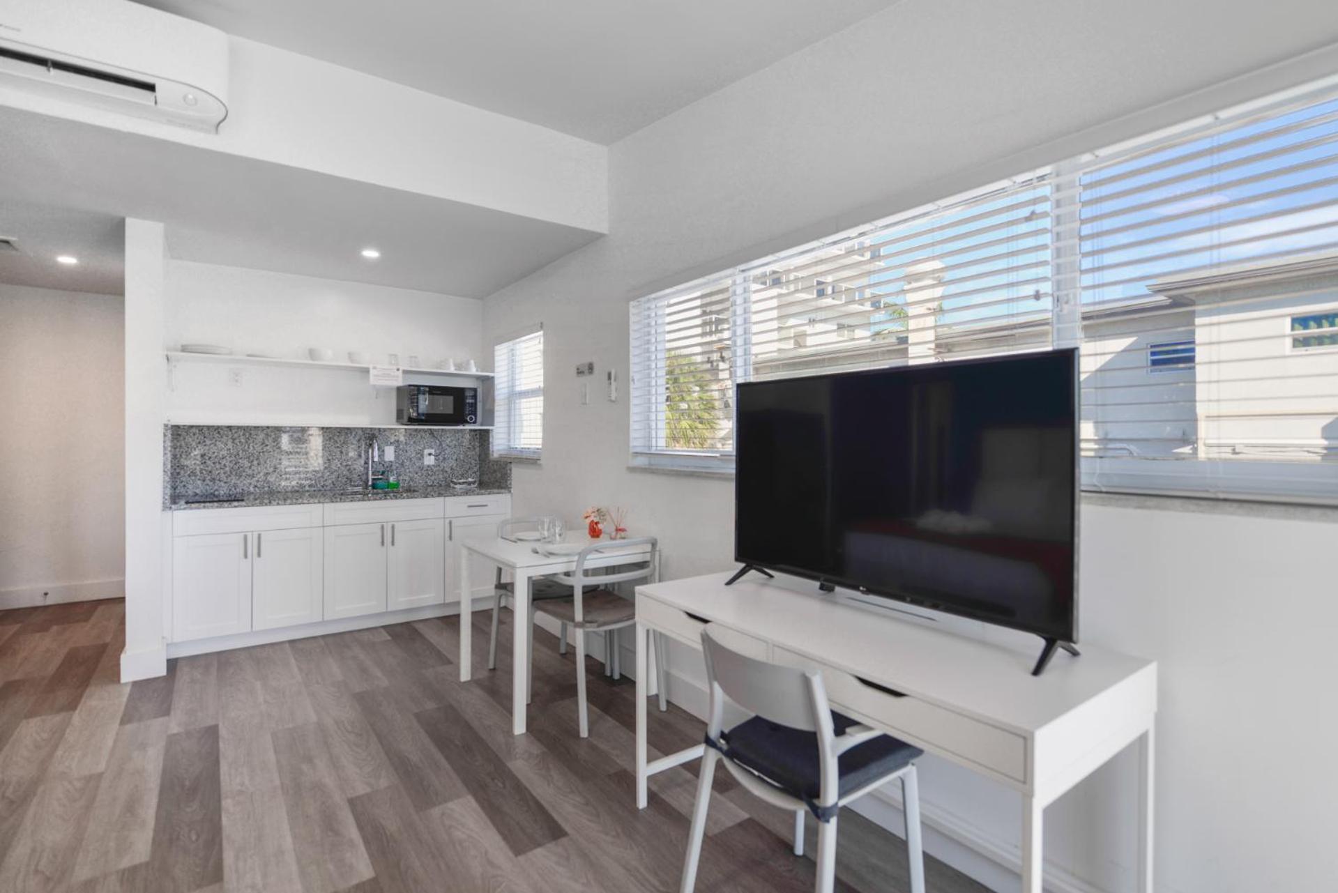 Spacious Studio With Balcony And Parking At The Beach -M46 Hollywood Luaran gambar